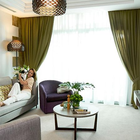 싱가포르 프레이저 플레이스 로버슨 워크 아파트 호텔 외부 사진 A living room in a hotel suite