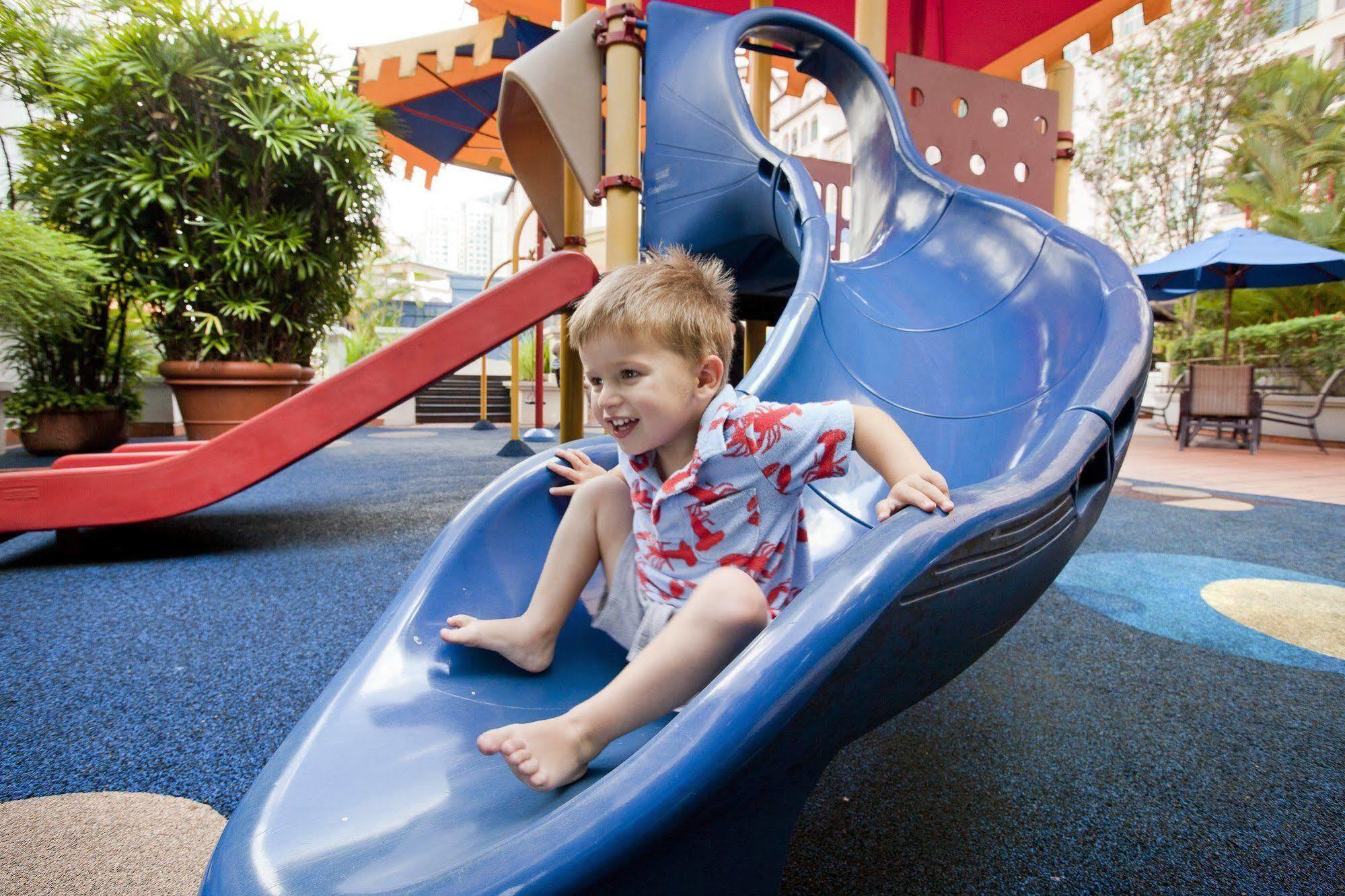 싱가포르 프레이저 플레이스 로버슨 워크 아파트 호텔 외부 사진 A child on a slide